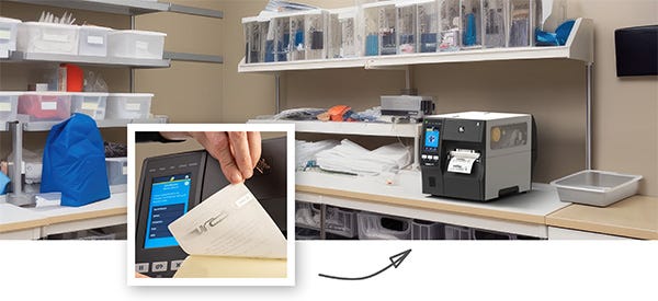 RFID-Etikettendrucker im Krankenhaus Lagerraum im Krankenhaus mit RFID-Etikettendrucker und einem RFID-Etikett, das gedruckt wird