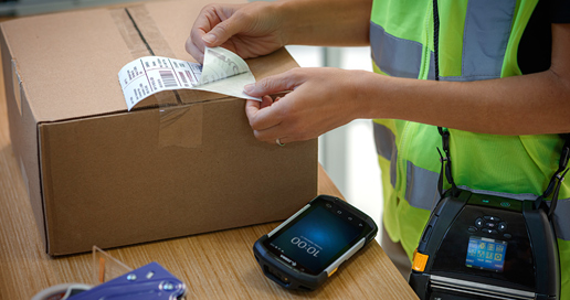 Anwendungsbild mit Paket als Versandstück auf das ein RFID-Etikett geklebt wird