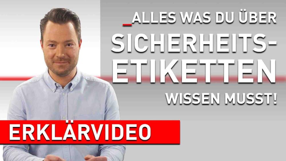 Sprecher des Erklärvideos zu Sicherheitsetiketten schaut in die Kamera