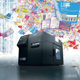 Industrie-Farbetikettendrucker von Epson mit farbigen Etiketten im Hintergrund