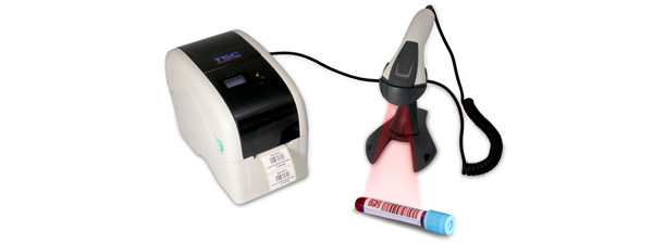 Abbildung einses Scan-to-Print-Systems bestehend aus Barcodescanner, Etikettendrucker und medizinische Probe, deren Barcode eingescannt wird.