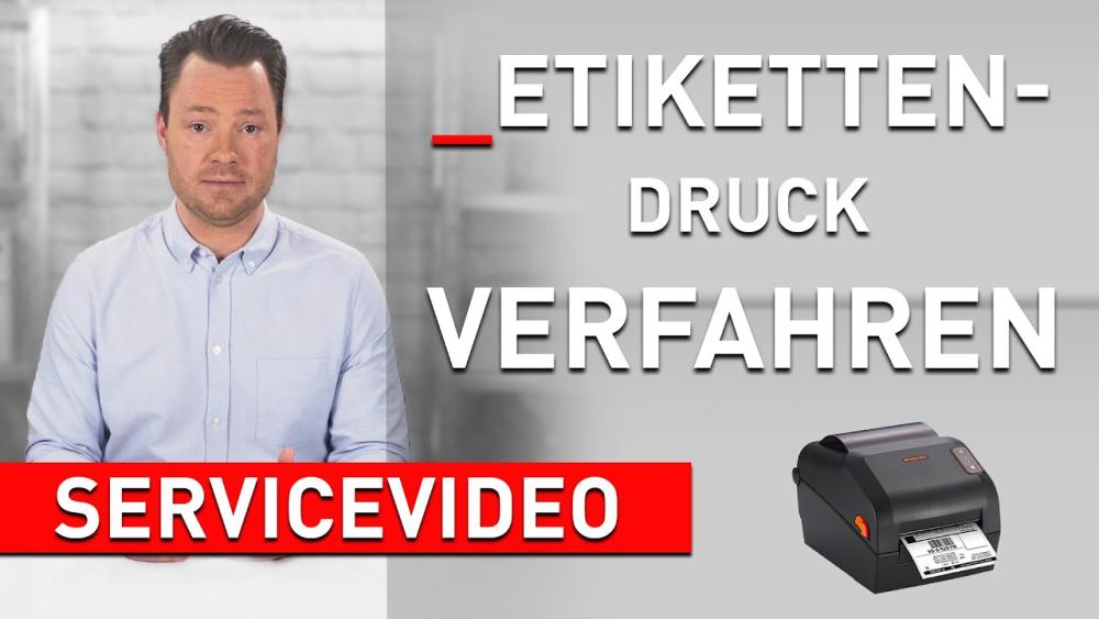 Teaserbild zum YouTube-Video Etikettendruck-Verfahren mit weißem Schriftzug, schwarzem Etikettendrucker und Bild des Moderators
